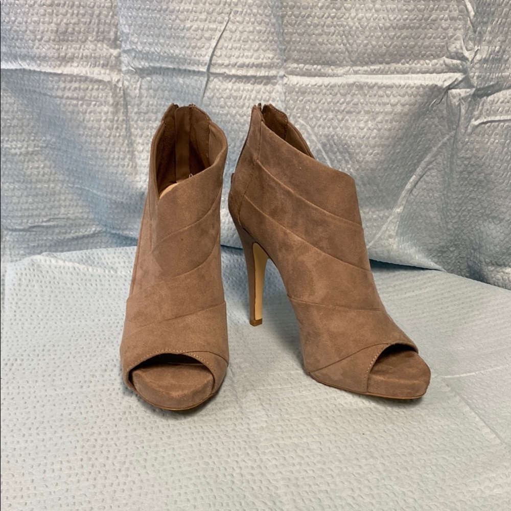 Fergalicious size 9 taupe Ankle Booties with Stiletto‎ Heel suede zip back